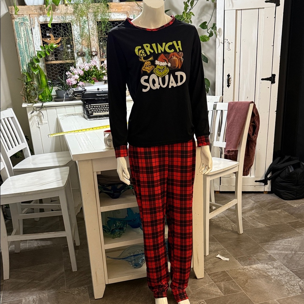🍄Grinch Squad ladies PJs - 2 piece Black and Red Christmas PJs NWOT
